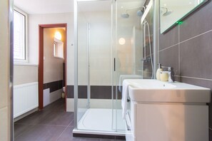 Deluxe Apartment, 3 Bedrooms, Kitchen, City View | Bathroom | Shower, free toiletries, hair dryer, slippers