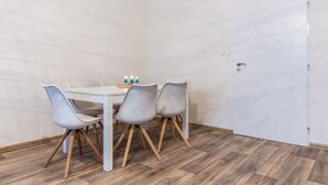 Leilighet – deluxe, 3 soverom, kjøkken, byutsikt | Spiseområde på rommet