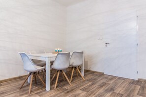 Appartement Deluxe, 3 chambres, cuisine, vue sur la ville | Repas dans la chambre