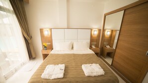 Elite Double Room, Beachfront | Minibar, in-room safe, desk, cribs (free)