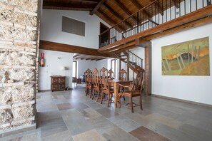 Deluxe-Apartment, 2 Schlafzimmer | Essbereich im Zimmer