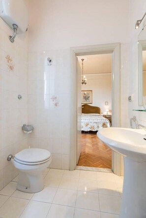 Habitación individual | Baño | Regadera, amenidades de baño gratuitas, secadora de cabello, bidet