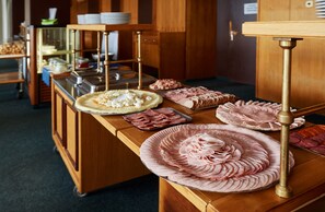 Petit déjeuner buffet servi tous les jours en supplément
