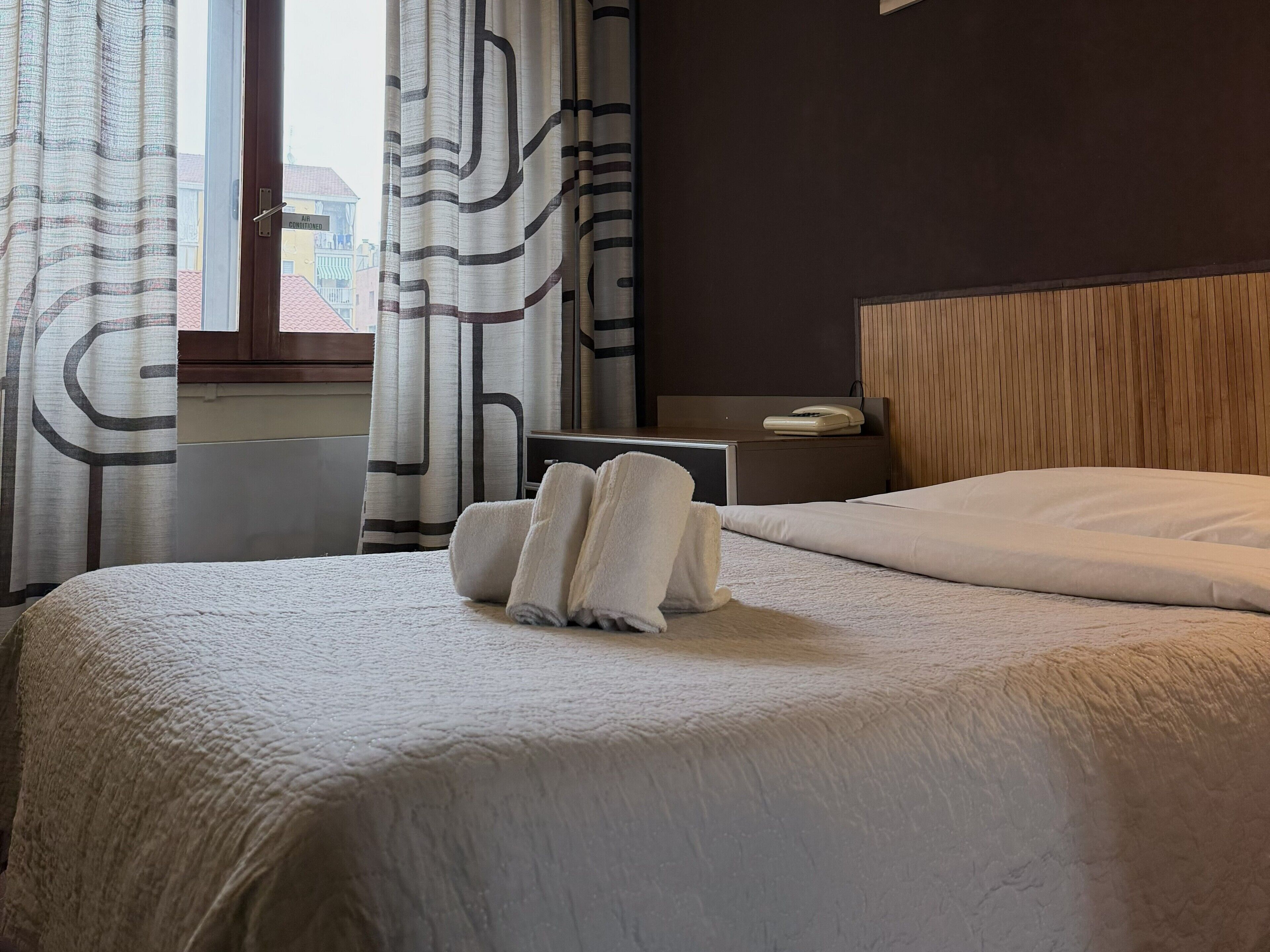 基本單人房, 1 張單人床, 私人浴室 | 書桌、遮光布/窗簾、免費無線上網、床單