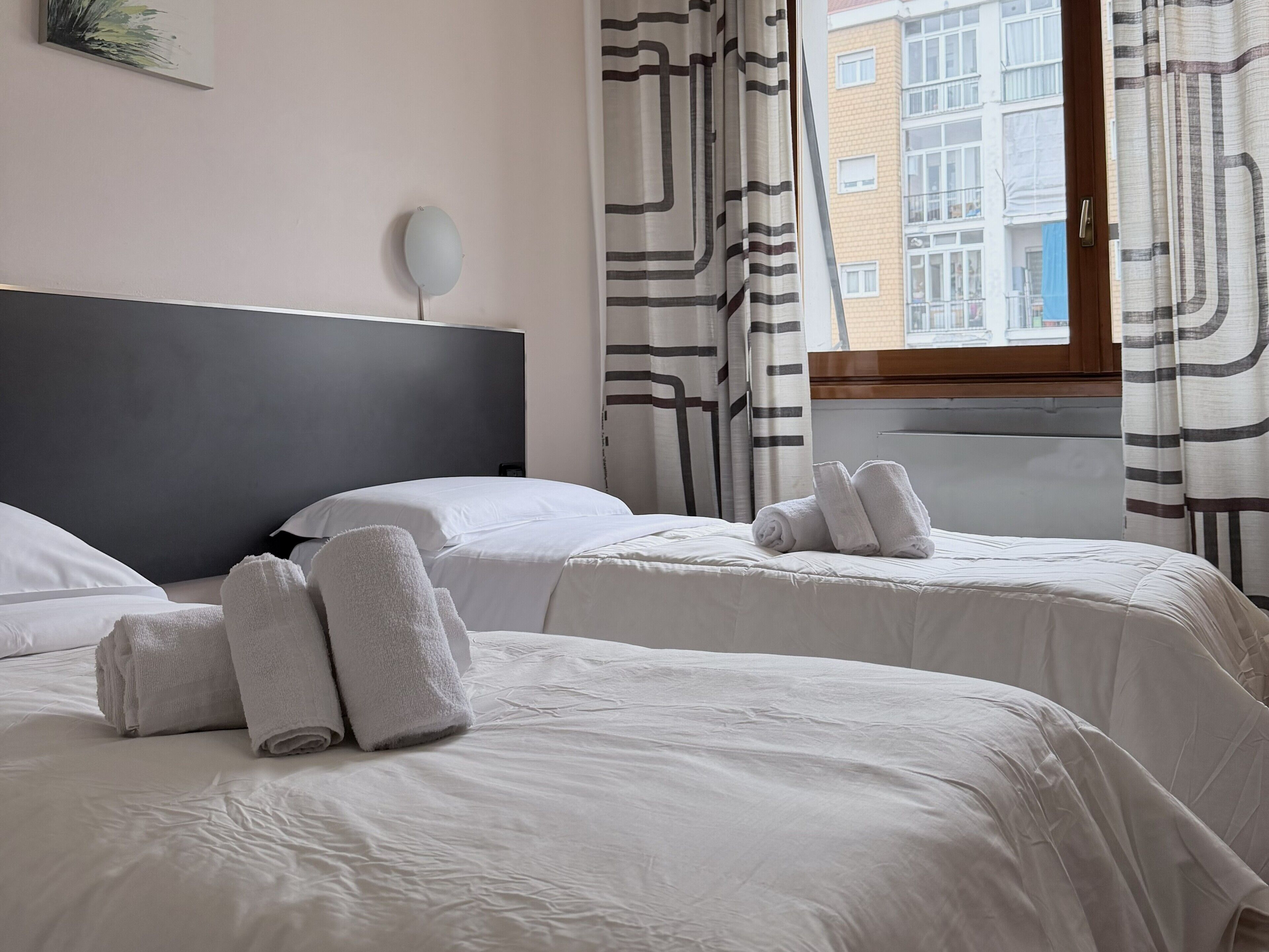 Phòng đôi truyền thống, 1 giường cỡ queen, không hút thuốc, có phòng tắm riêng | Bàn, màn/rèm cản sáng, truy cập Internet không dây miễn phí 