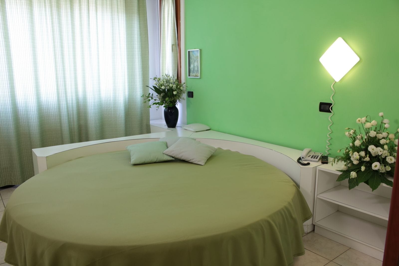 Escritorio, cortinas blackout, wifi gratis y ropa de cama 