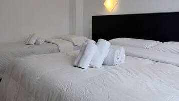 Tremannsrom – familie, eget bad | Skrivebord, blendingsgardiner, wi-fi (inkludert) og sengetøy