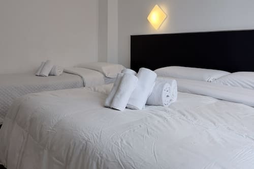 Family Triple Room, Ensuite | Desk, blackout curtains, free WiFi, bed sheets