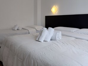 Quarto triplo família, suíte | Escrivaninha, cortinas blackout, Wi-Fi de cortesia, roupa de cama