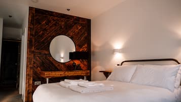 ํจ๋ฐ๋ฆฌ๋ฃธ, ์ ์ฉ ์์ค | 1 ๊ฐ์ ์นจ์ค, ๊ณ ๊ธ ์นจ๊ตฌ, ๋ฏธ๋๋ฐ, ๊ฐ๊ฐ ๋ค๋ฅธ ์คํ์ผ์ ์ธํ
๋ฆฌ์ด