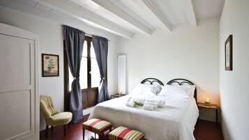 Suite, Garden View | Desk, rollaway beds, free WiFi, bed sheets