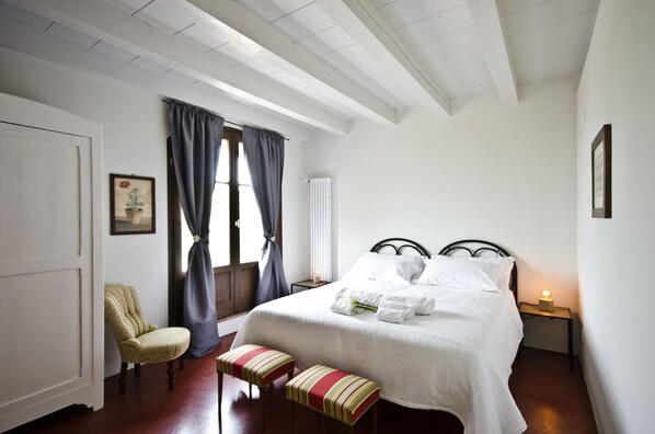 Suite, vista al jardín | Escritorio, camas extra, wifi gratis y ropa de cama 