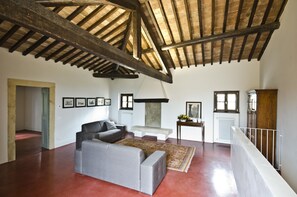 Suite, hageutsikt | Oppholdsrom | Flatskjerm-TV