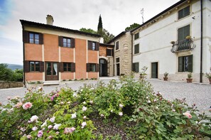 Vista frontal de la propiedad