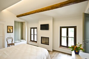 Habitación doble, vista al jardín | Escritorio, camas extra, wifi gratis y ropa de cama 