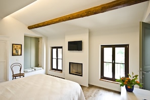 Habitación doble, vista al jardín | Escritorio, camas extra, wifi gratis y ropa de cama