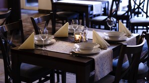 Phục vụ bữa sáng, bữa trưa, bữa tối, món địa phương và quốc tế 