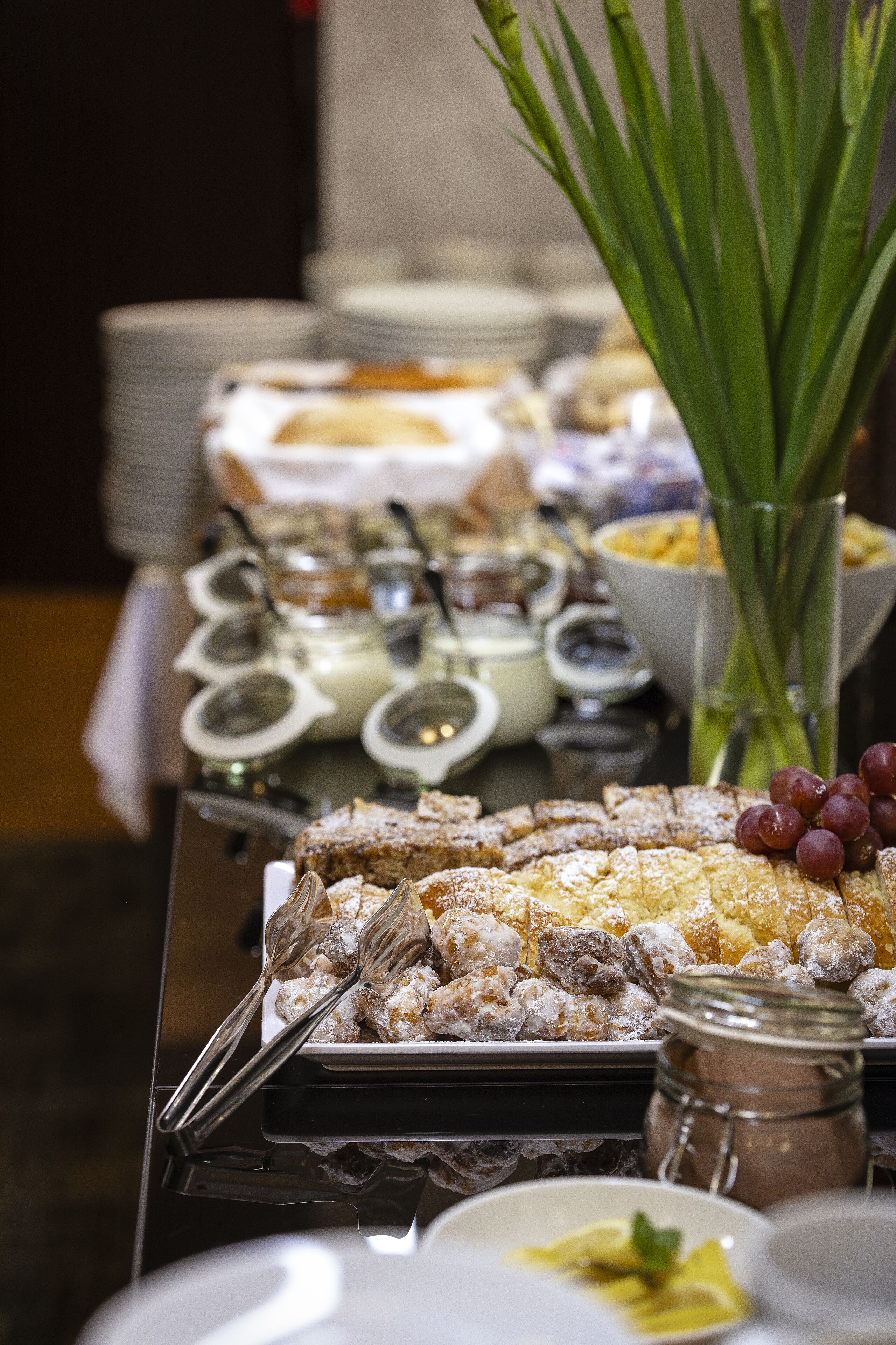 Una taula de buffet amb diversos plats i condiments.