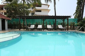 Outdoor pool - Motel La Grandeur (Mapusa)