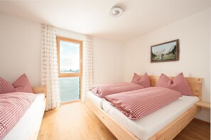 Hochwertige Bettwaren, Schreibtisch, Bügeleisen/Bügelbrett