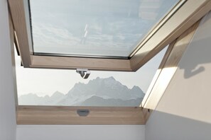 Hochwertige Bettwaren, Schreibtisch, Bügeleisen/Bügelbrett