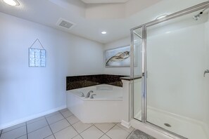 Combined shower/tub, jetted tub, hair dryer, towels