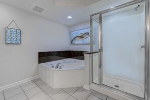 Tina con regadera, tina de hidromasaje, secadora de cabello, toallas 