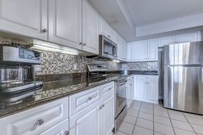 Kühlschrank, Mikrowelle, Ofen, Geschirrspüler