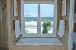 Combined shower/bathtub, towels