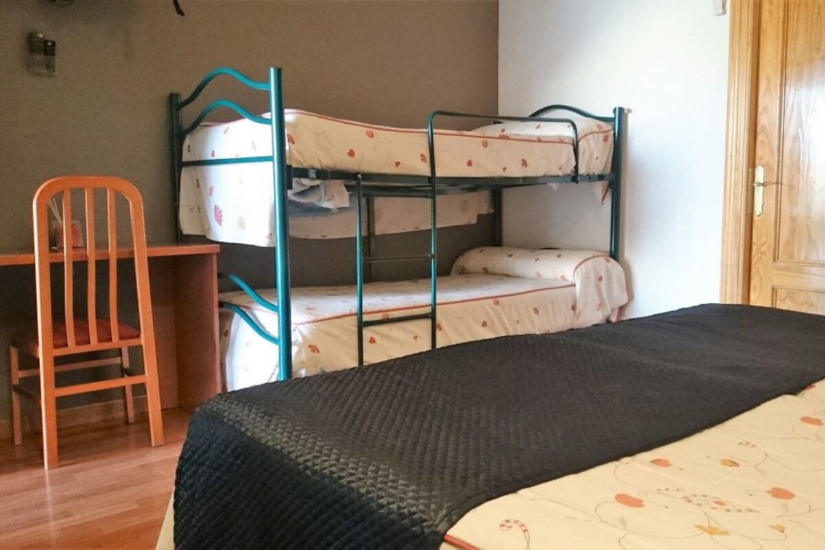 Escritorio, cortinas blackout y sistema de insonorización 
