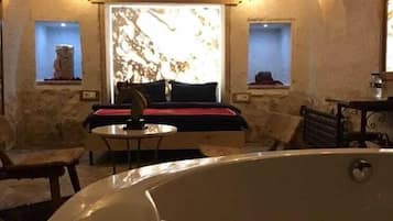 Deluxe Room | Desk, soundproofing, free WiFi