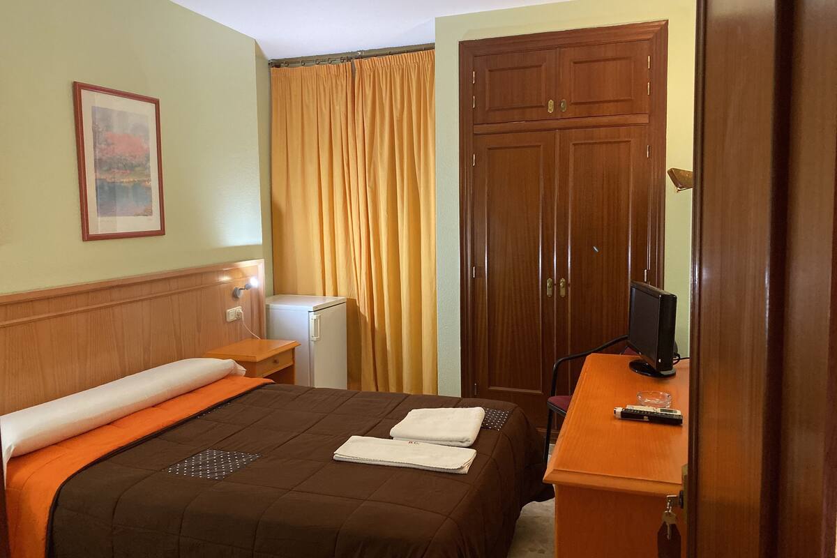 Comfort Single Room | Pillowtop beds, blackout drapes, iron/ironing board (on request)