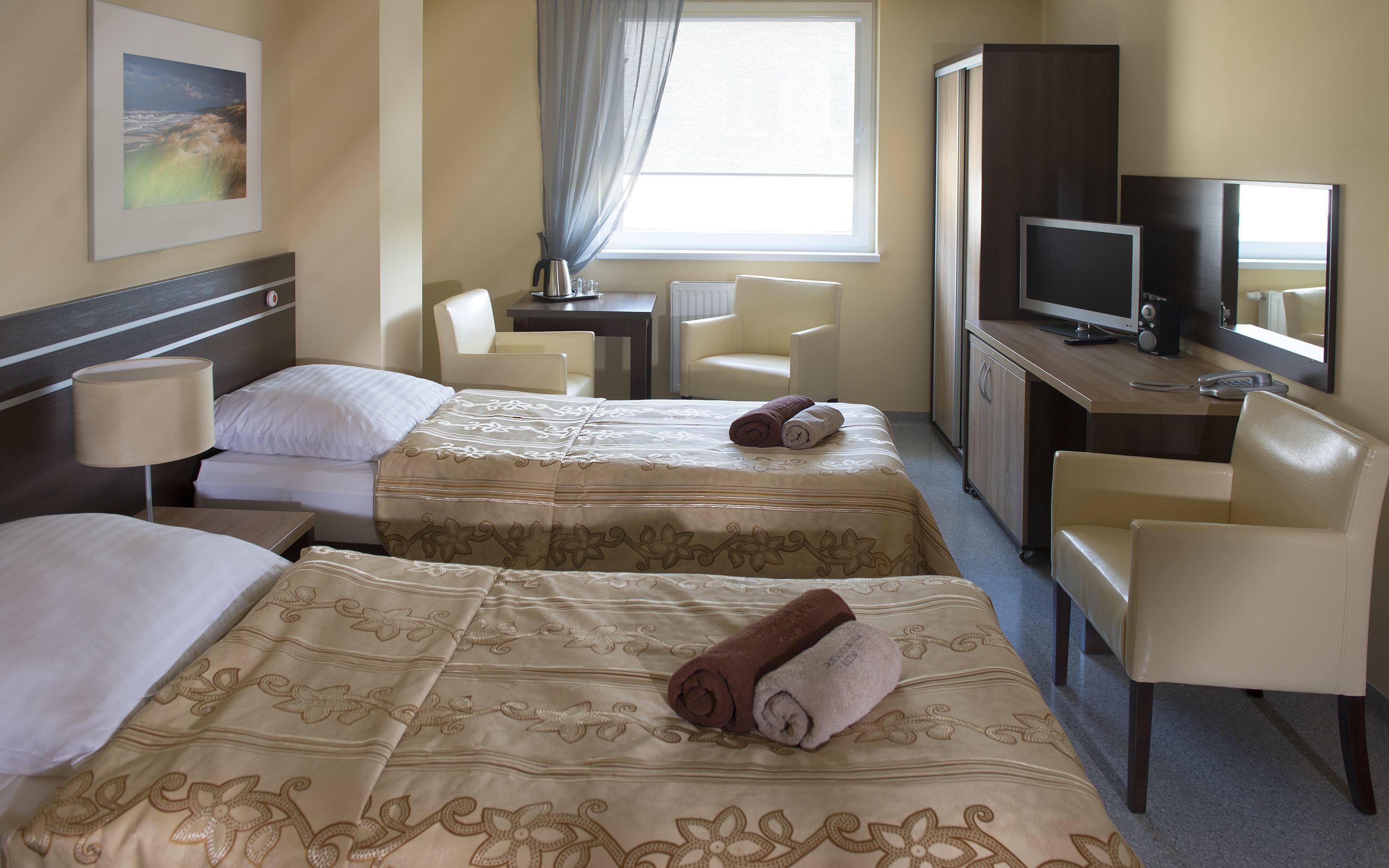 twin room | desk, iron/ironing board, free wifi, bed sheets