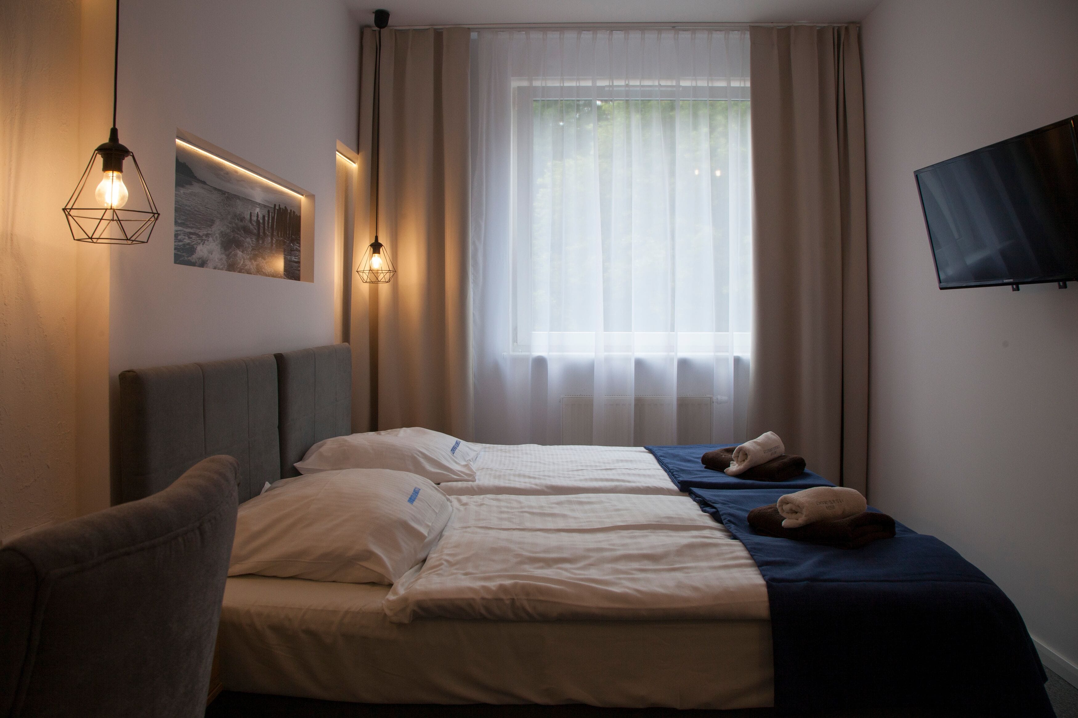 twin room | desk, iron/ironing board, free wifi, bed sheets