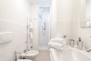 Comfort-Apartment, 1 Schlafzimmer | Badezimmer | Duschwanne, kostenlose Toilettenartikel, Haartrockner, Bidet
