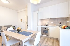 Comfort-Apartment, 1 Schlafzimmer | Eigene Küche | Großer Kühlschrank, Ofen, Herdplatte, Kochgeschirr/Geschirr/Besteck