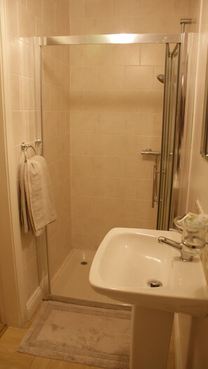 Habitación doble (Foffany) | Baño | Regadera, amenidades de baño gratuitas, secadora de cabello, toallas 