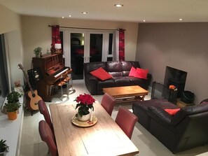 Televisión, chimenea y piso con calefacción 