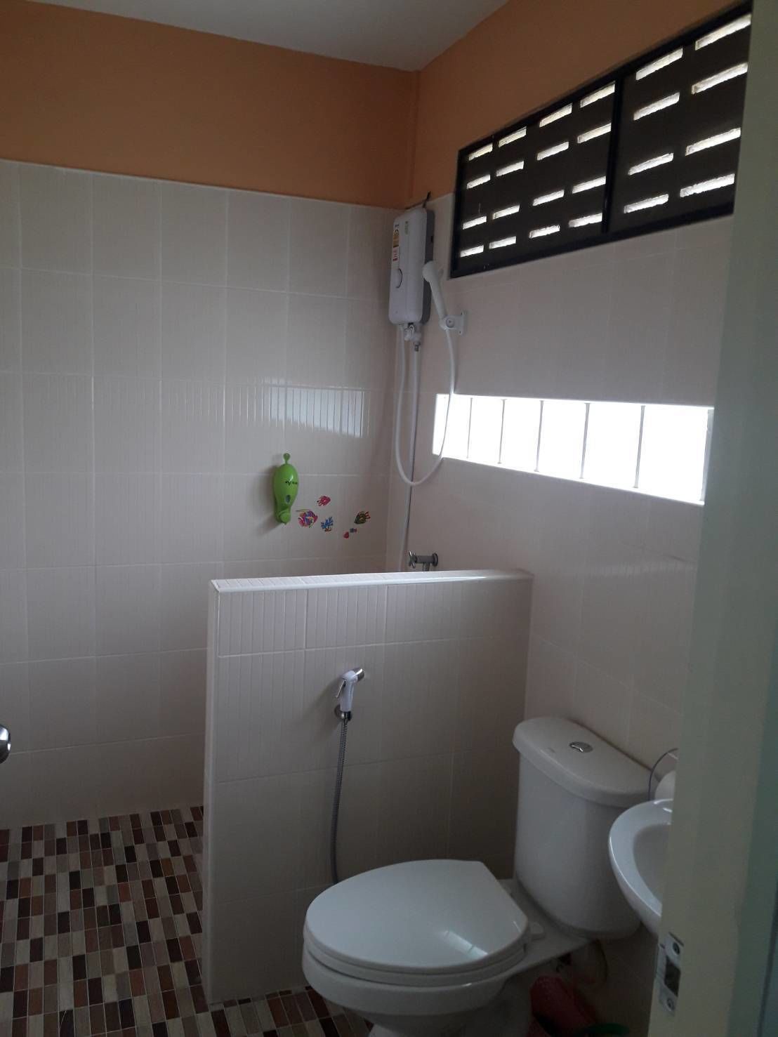 Un baño con inodoro, ducha y lavamanos.