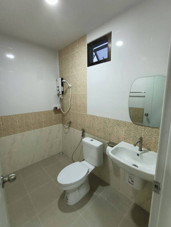 Family Room (B) | حمام | تجهيزات دش، مستلزمات مجانية للعناية الشخصية، مناشف