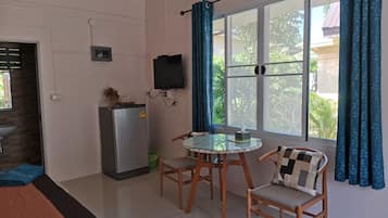 Queen Room | Living area | 32-inch flat-screen TV with satellite channels, TV