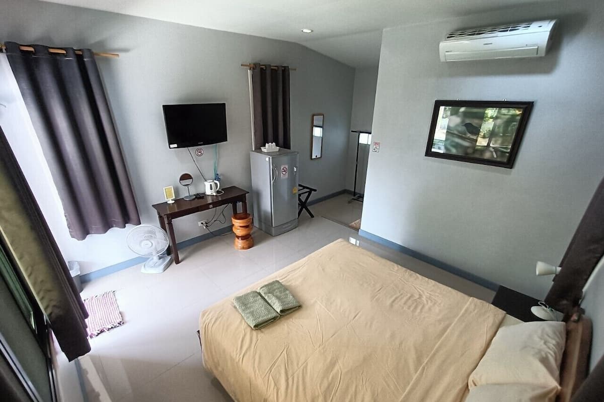 Standard Double Room (A) | WiFi (free), bed sheets