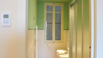 Doppelzimmer | Badezimmer | Dusche, kostenlose Toilettenartikel, Haartrockner, Bidet