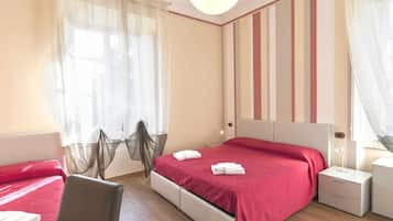 Superior-Dreibettzimmer | Schreibtisch, schallisolierte Zimmer, Babybetten, Zustellbetten