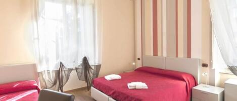 Camera King Superior | Desk, soundproofing, cribs/infant beds, rollaway beds