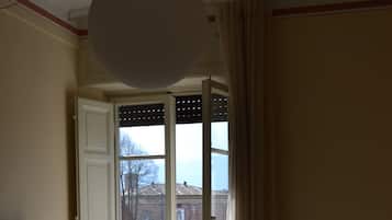 Comfort kamer, balkon, uitzicht op de stad | Een bureau, geluiddichte muren, babybedden (toeslag)