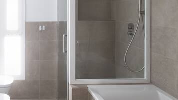 Habitación superior con 1 cama doble o 2 individuales, terraza | Baño | Artículos de higiene personal gratuitos, secador de pelo, bidé y toallas