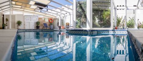 Indoor pool, seasonal outdoor pool, pool loungers