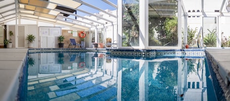 Una piscina techada, una piscina al aire libre de temporada. Hotel Senderos
