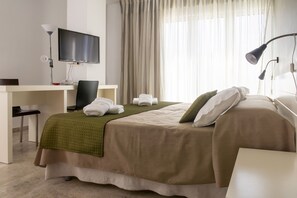 Habitación superior con 1 cama matrimonial o 2 individuales | Minibar, caja de seguridad en la habitación y escritorio 